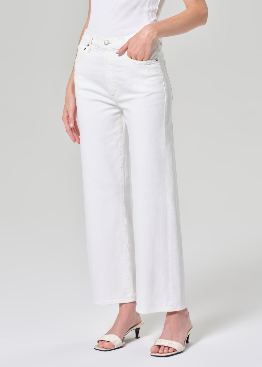 Harper Straight Jean (Stretch) in White Wash close up