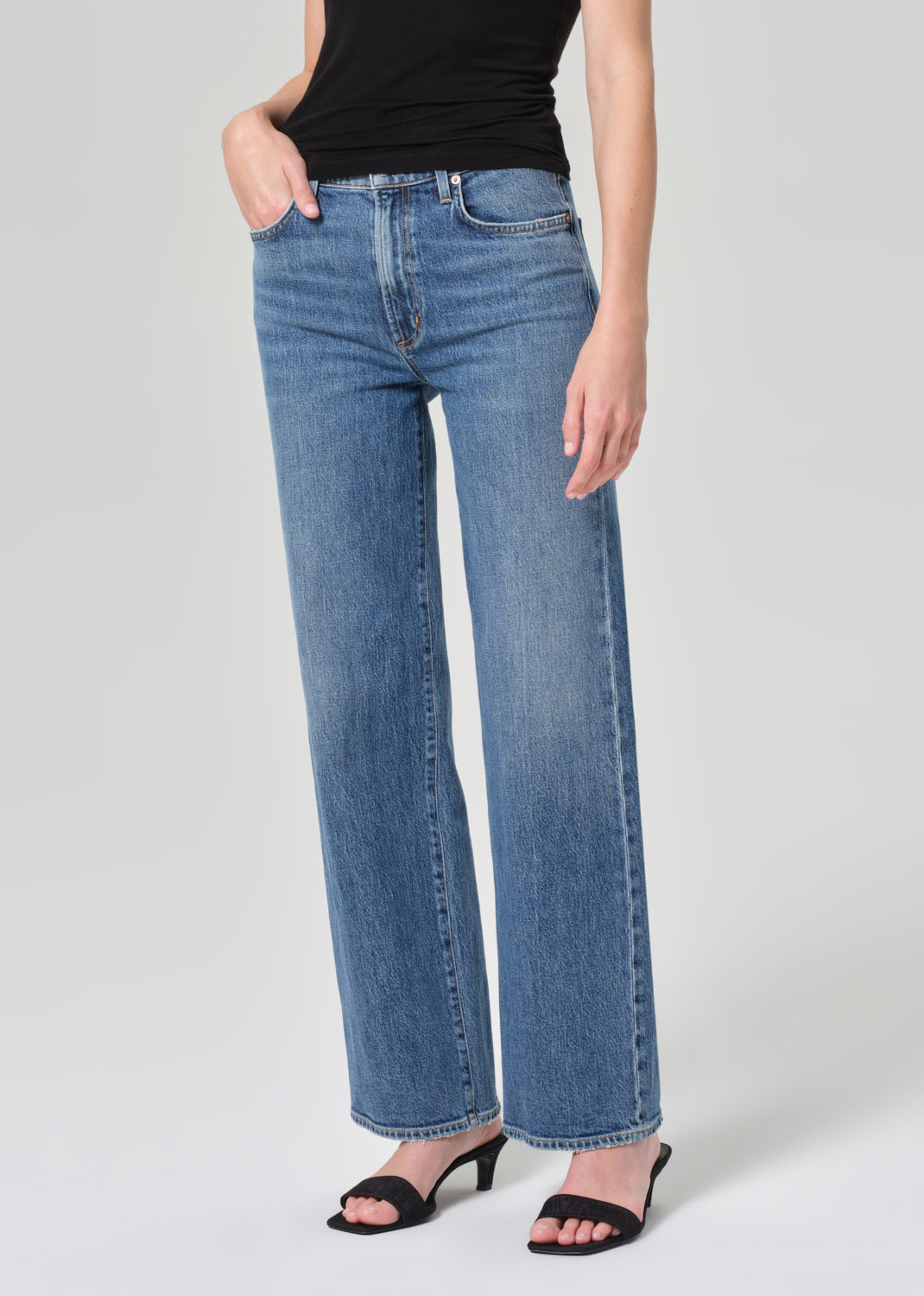 Harper Straight Jean (Stretch) in Fix close up