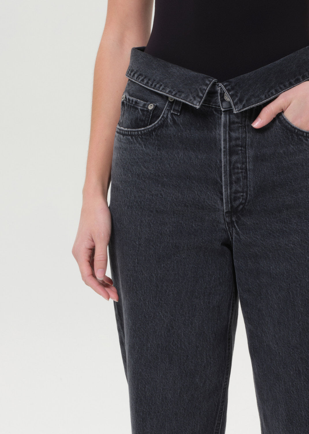 Echo Taper Flip Waistband Jean in Zephyr close up 