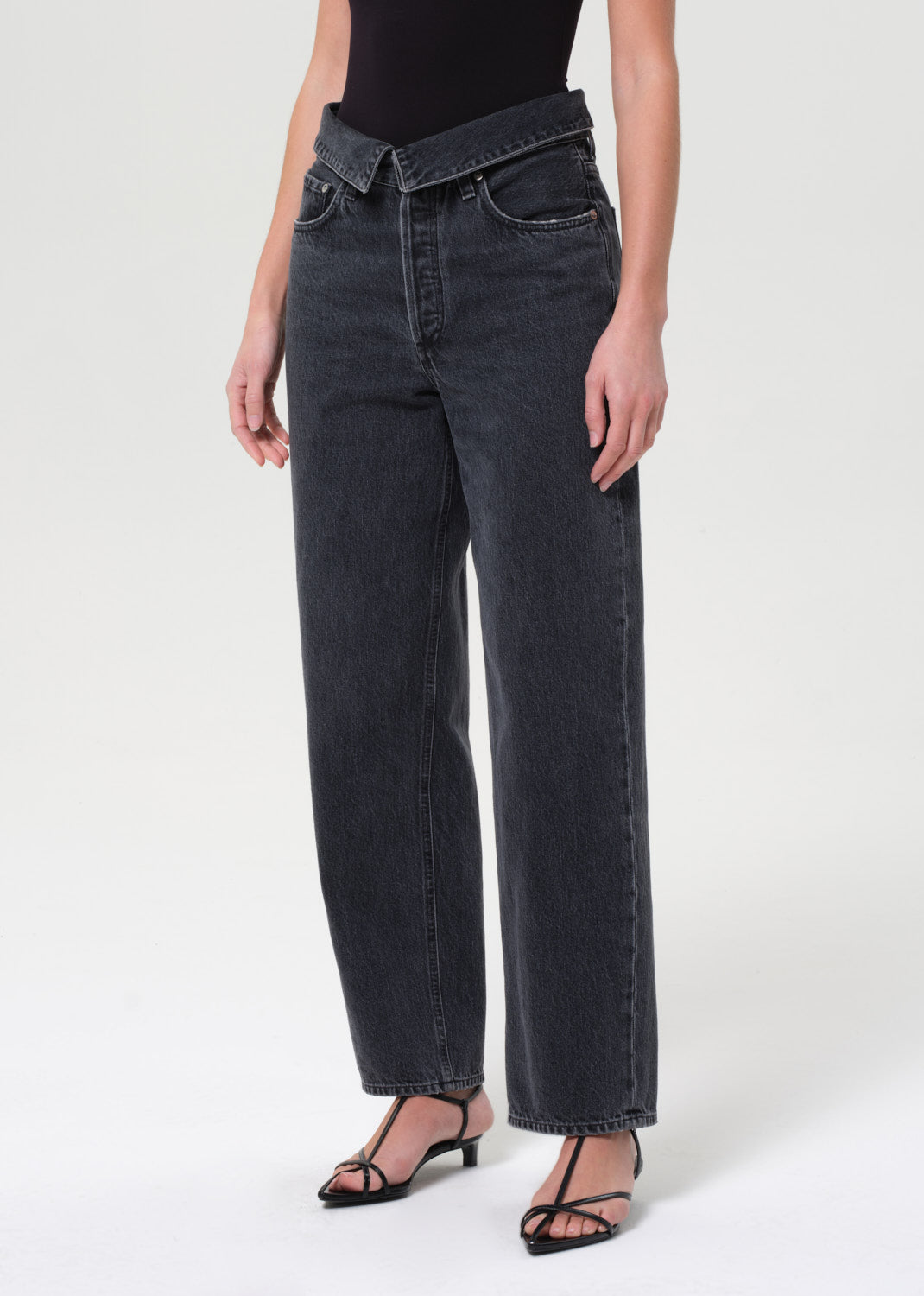 Echo Taper Flip Waistband Jean in Zephyr close up 