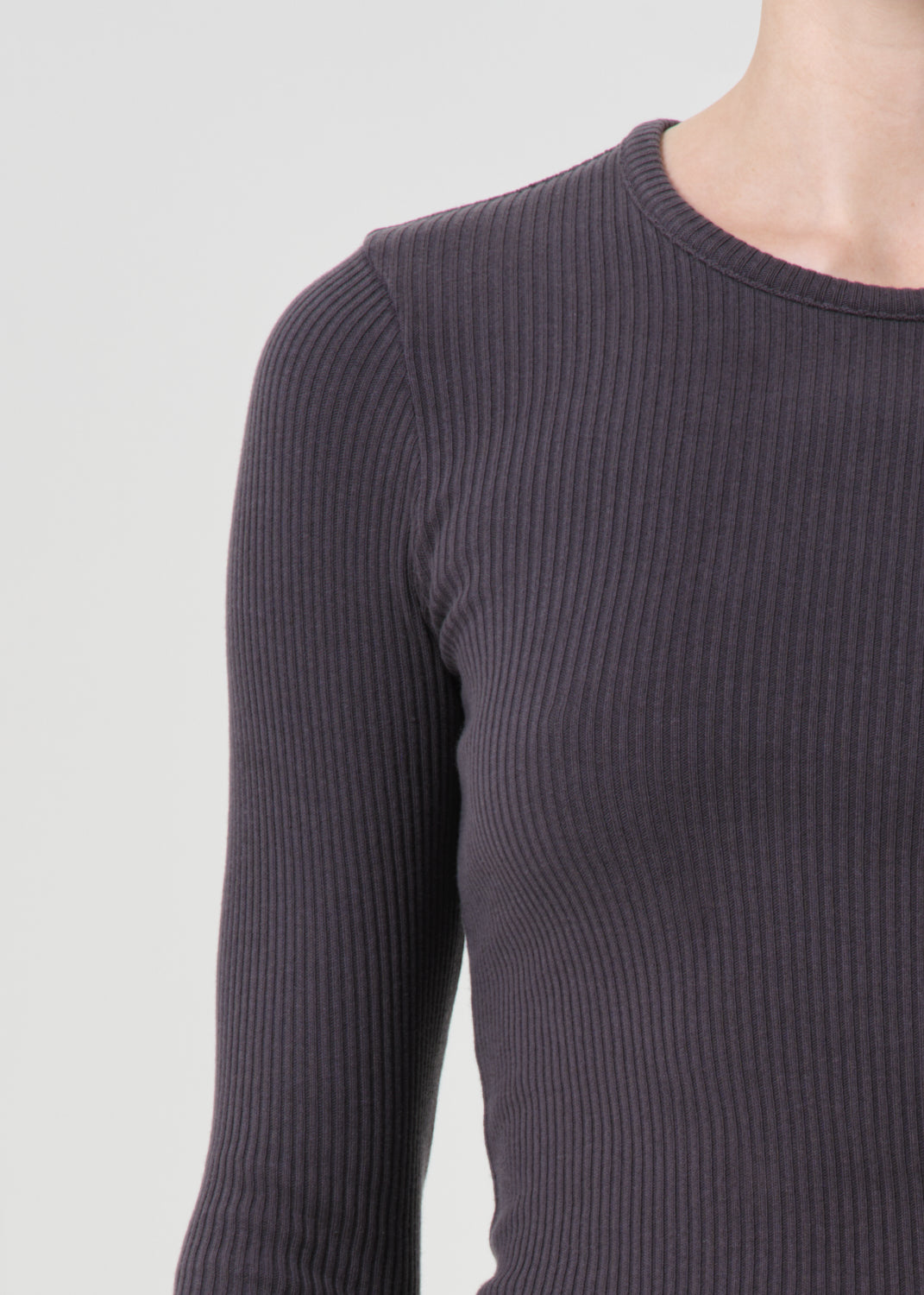 Alma Shrunken Crewneck in Shade detail