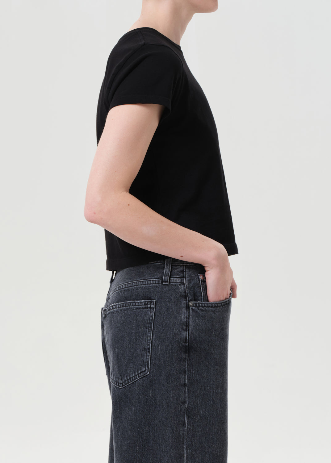 Tシャツ・カットソー AGOLDE Woman T-Shirt Black A73561260 BLK AGOLDE Adine Cotton T-shirt | Black | FARFETCH